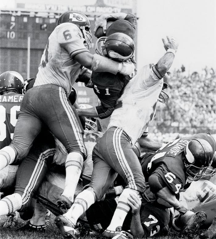 1970-Dave-Osborn-Willie-Lanier-001302501.jpg